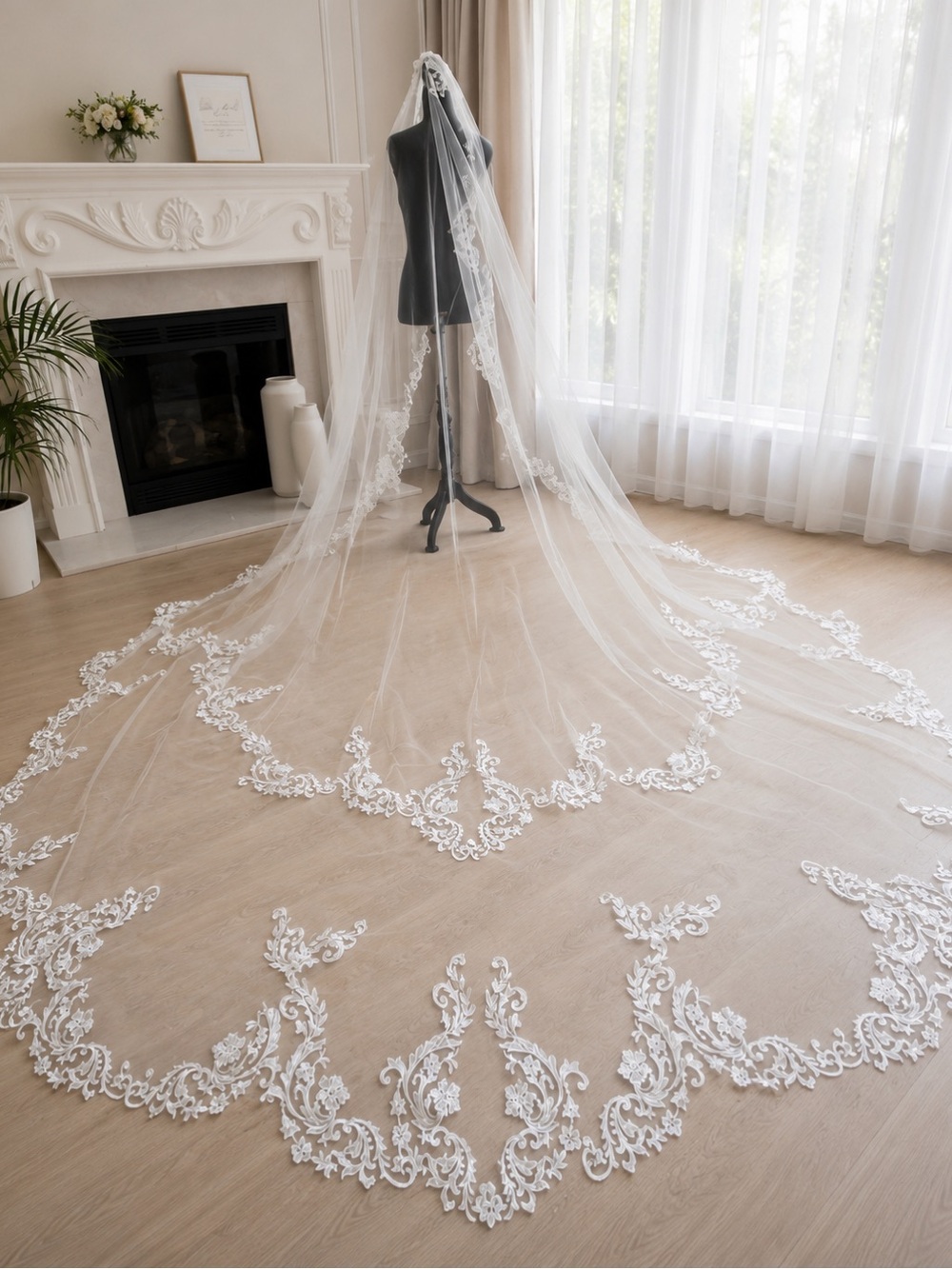 Elegant White Lace Bridal Veil with Intricate Scalloped Edge